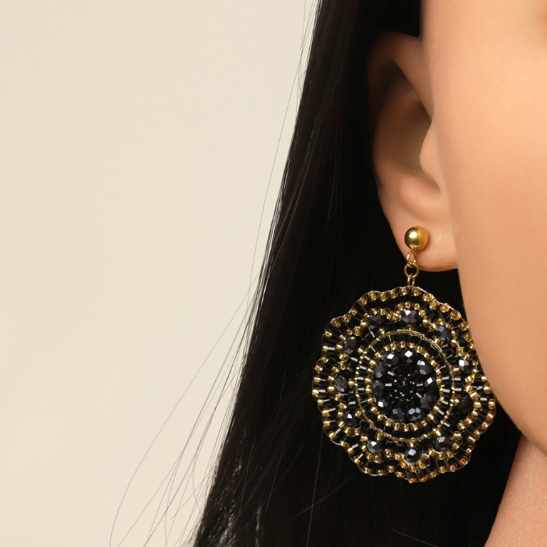 Boucles d\'oreille pendantes boh�me en acier dor� perles noires er dor�es - 40mm - Vue 20