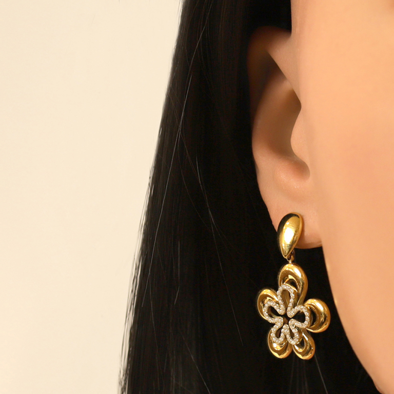 Boucles d\'oreille tige en acier dor� fleur avec oxydes blancs - Vue 20