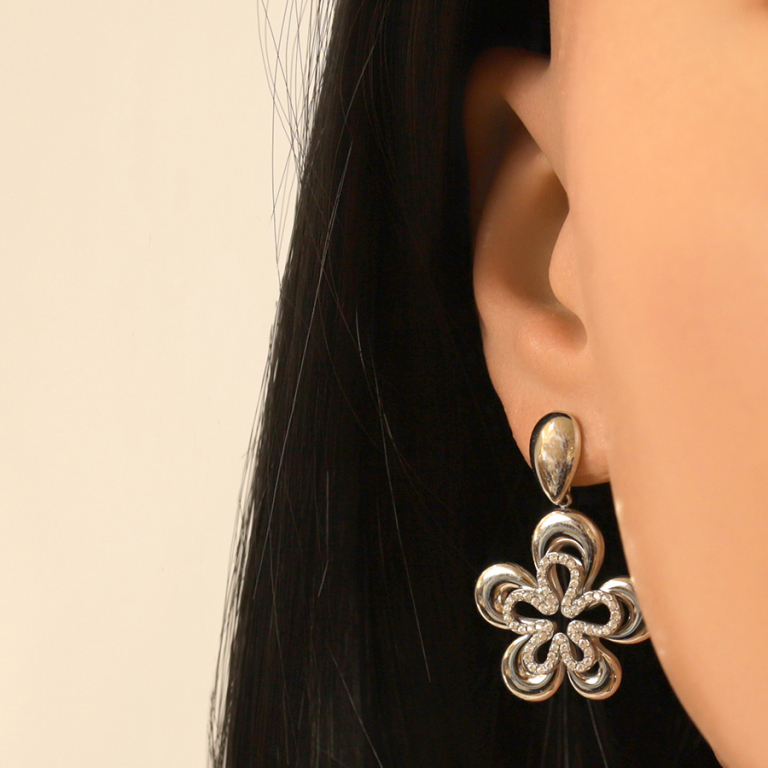 Boucles d\'oreille tige en acier fleur avec oxydes blancs - Vue 20