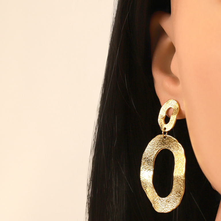 Boucles d\'oreille pendantes martel�es dor�es en acier dor� - Vue 20