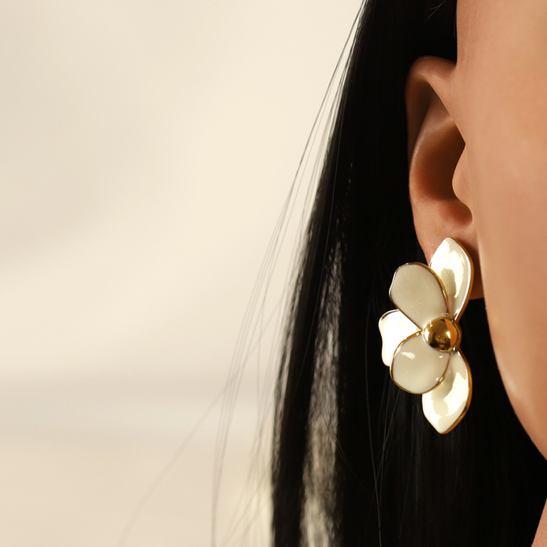 Boucles d\'oreille Stella Mia tige en acier dor�  demi fleur r�sine blanche - Vue 20