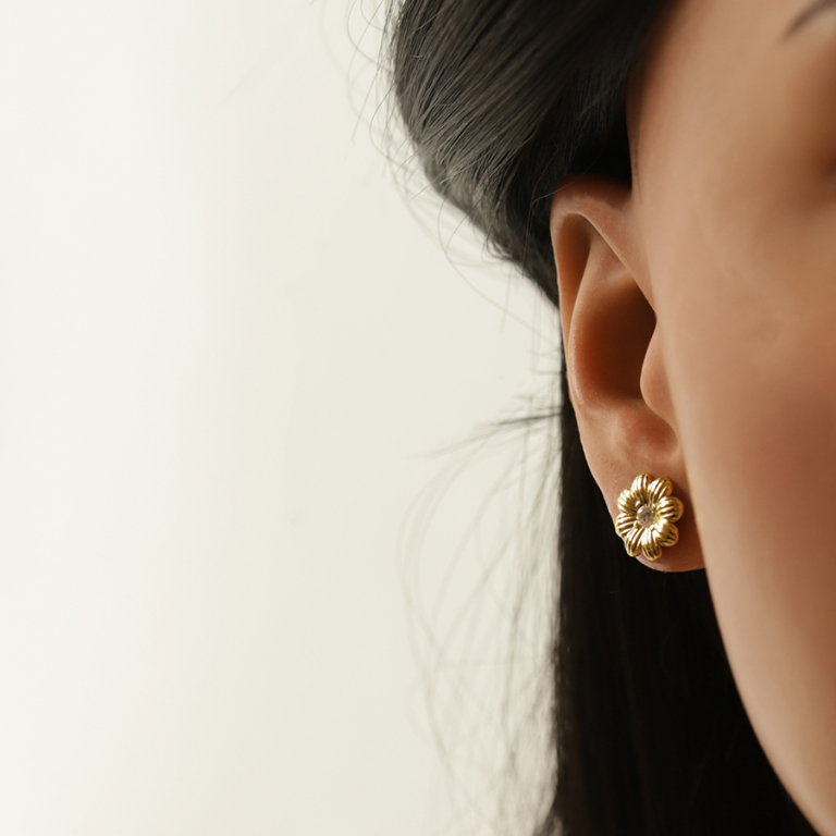 Boucles d\'oreille tige en acier dore fleur avec oxydes blancs sertis - Vue 20