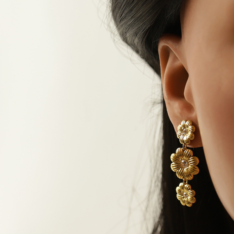 Boucles d\'oreille pendante tige en acier dore trois fleurs avec oxydes blancs sertis - Vue 20