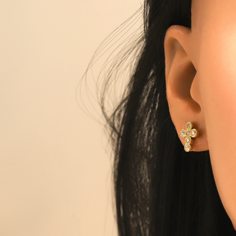Boucles d\'oreille tige en acier dor� forme croix 13mm avec oxydes blancs sertis - Vue 20