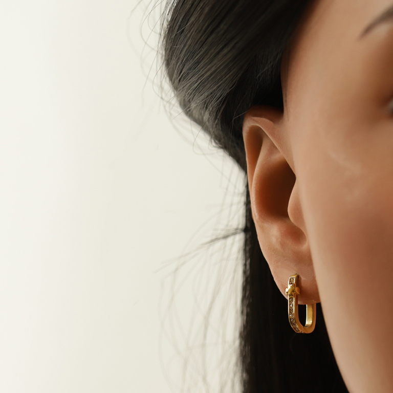 Cr�oles rectangulaires en acier dor� avec oxydes blancs sertis motif croix - 10mm - Vue 20