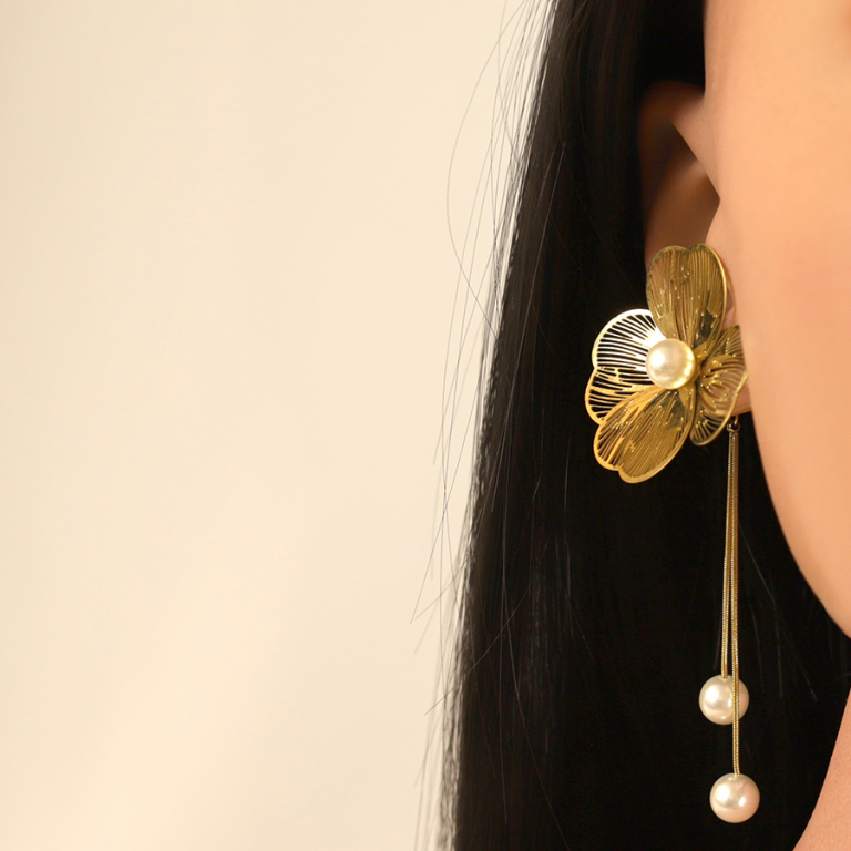 Boucles d\'oreille tige en acier dor� fleur avec perle blanche imitation pendant deux  fils - Vue 20