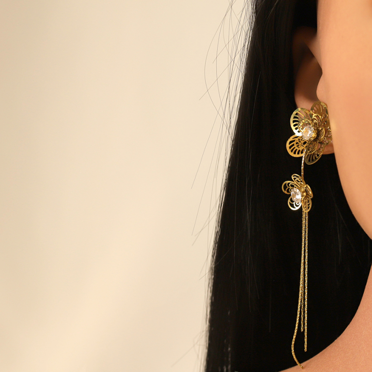 Boucles d\'oreille tige en acier dor� double fleur avec oxydes blancs - Vue 20