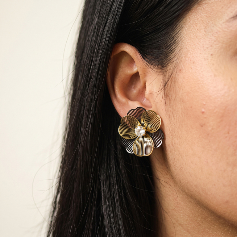 Boucles d\'oreille tige en acier dor� fleur dor�es et noires avec oxydes blancs - Vue 20