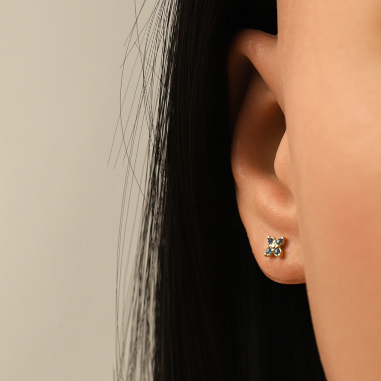 Boucles d\'oreille tige en acier dor� fleur quatre oxydes bleus - Vue 20