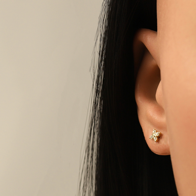 Boucles d\'oreille tige en acier dor� fleur quatre oxydes blancs - Vue 20