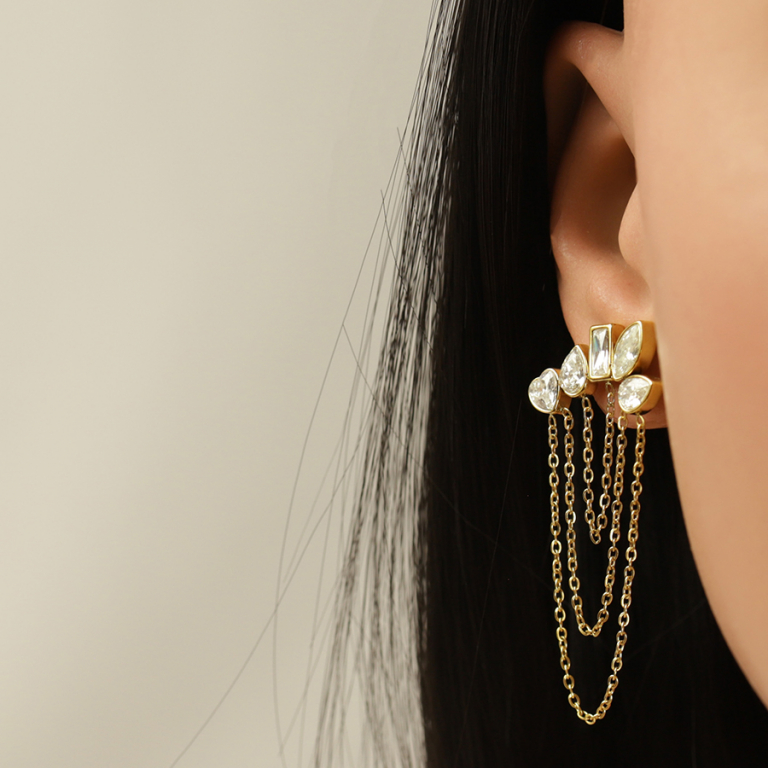 Boucles d\'oreille tige en acier dor� cinq oxydes blancs avec cha�nettes - Vue 20