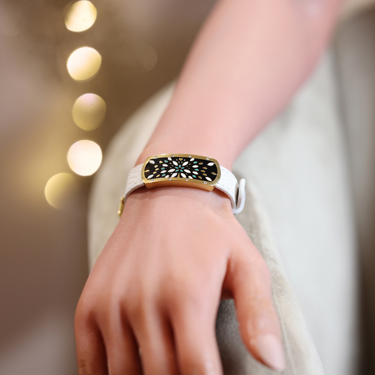 Bracelet Stella Mia en acier et PVD jaune cuir blanc plaque rectangulaire avec motif nacre blanche sur fond noir rglable - Vue 20