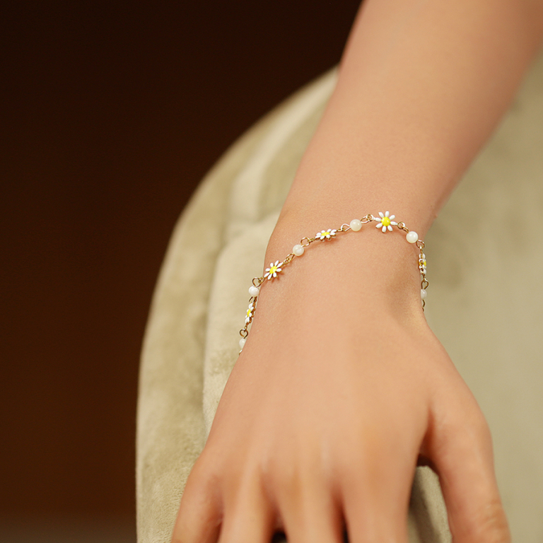 Bracelet en acier doré avec fleurs résine et boules nacre blanche véritable - 16+3cm - Vue 20