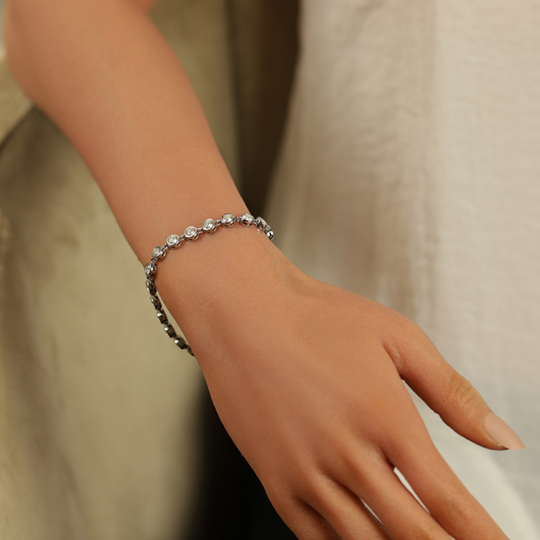 Bracelet en acier d\'oxydes ronds blancs sertis - 17.5 + 1.5cm double fermoir - Vue 20