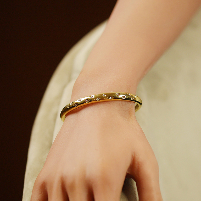 Bracelet jonc en acier doré parsemé d\' etoiles d\' oxydes blancs - diamètre 57mm - Vue 20
