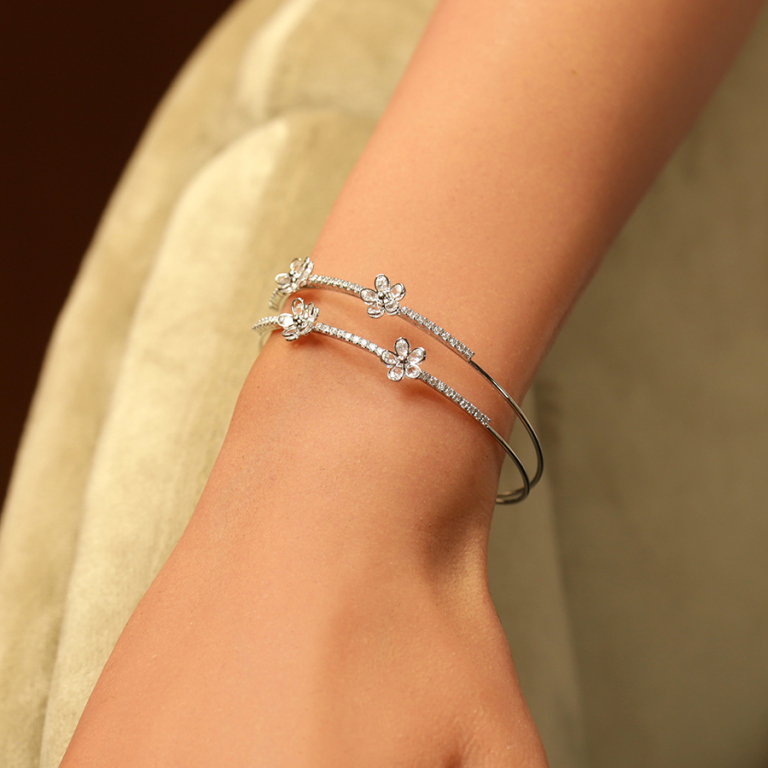 Bracelet en acier rigide deux rangs et fleurs d\'oxydes blancs sertis - 57mm x 55mm - Vue 20