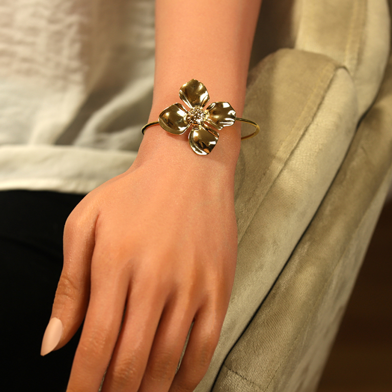 Bracelet ouvert en acier doré jaune rigide motif fleur - Vue 20