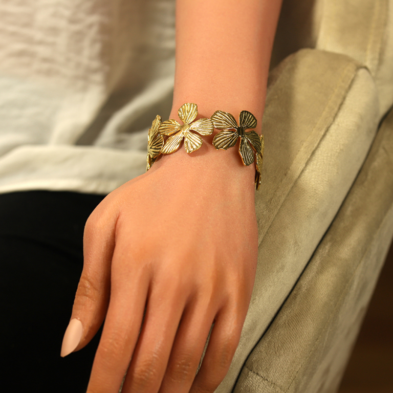 Bracelet en acier doré jaune rigide ouvert avec fleurs - Vue 20