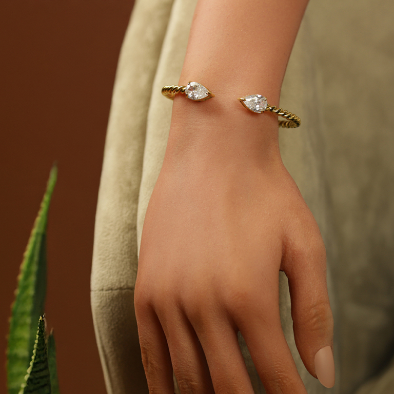 Bracelet en acier dor� jonc ouvert avec deux  oxydes blancs en forme de goutte -  65mm - Vue 20