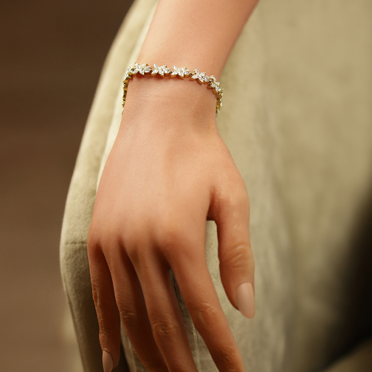 Bracelet en acier dor� multi fleurs orn�es d\'oxydes blancs sertis - 16+3cm - Vue 20