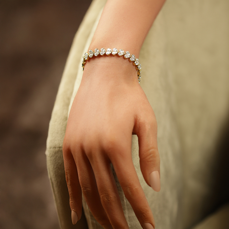 Bracelet en acier dor� multi coeurs par�s d\'oxydes blancs sertis - 16+3cm - Vue 20