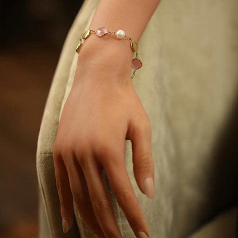 Bracelet en acier dor� pastilles color�es carr� oeil de chat rose et perle blanche imitation -  16+3cm - Vue 20