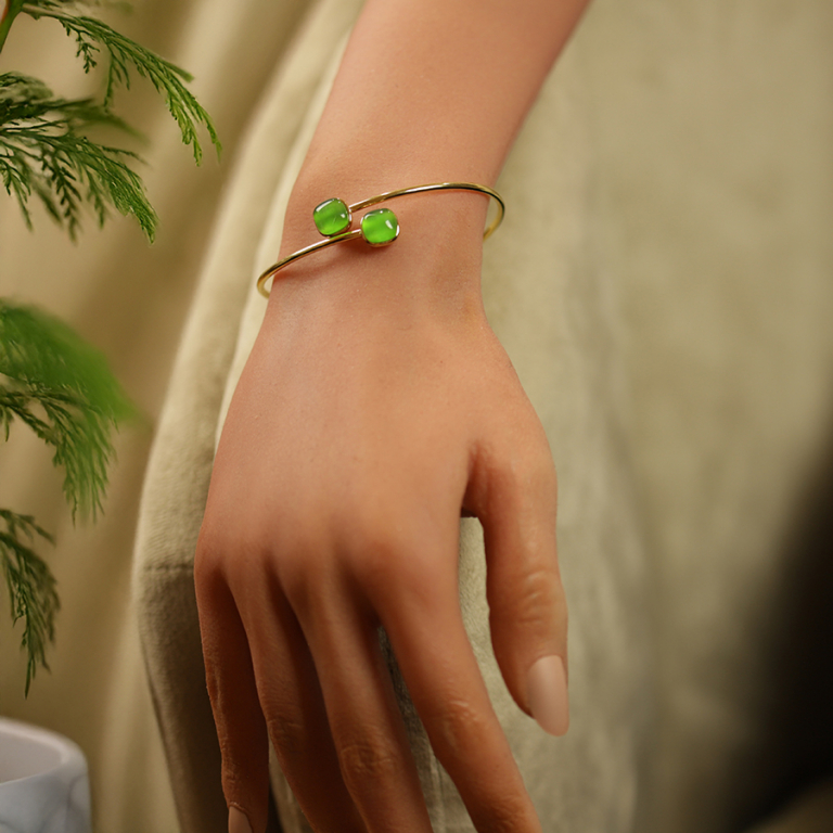 Bracelet en acier dor� jonc ouvert deux carr�s verts imitation oeil de chat - 62mm - Vue 20