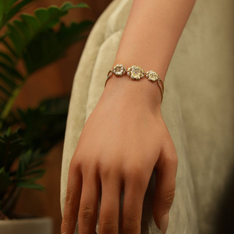 Bracelet en acier dor� trois fleurs double cha�ne oxydes blancs sertis - 17+5cm - Vue 20