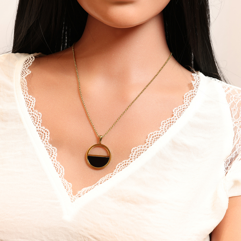 Collier en acier et PVD jaune chaneavec pendentif anneau et demi cercle noir 42+4cm - Vue 20