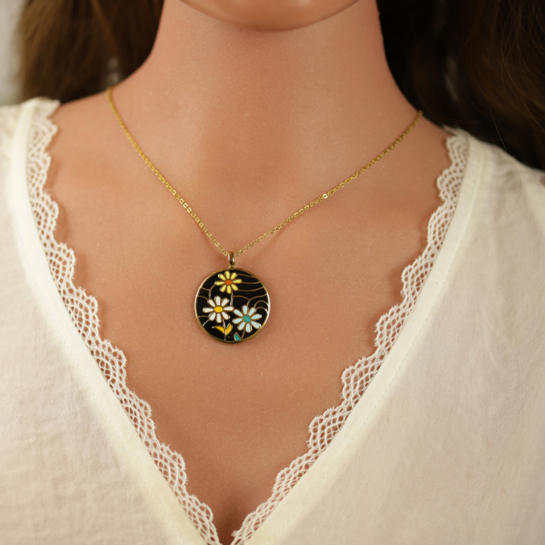Collier Stella Mia en acier doré jaune avec pendentif rond fleur fond résine noire - 45+10cm - Vue 20