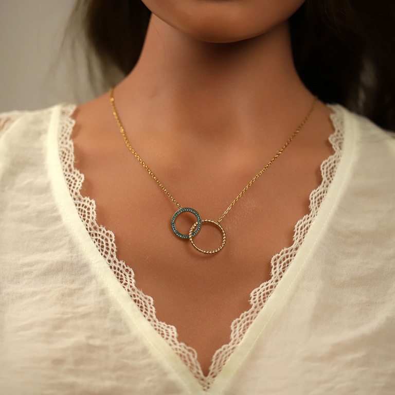 Collier en acier doré double cercles l\'un torsadé et l\'autre en résine et strass bleus, 40+50cm - Vue 20