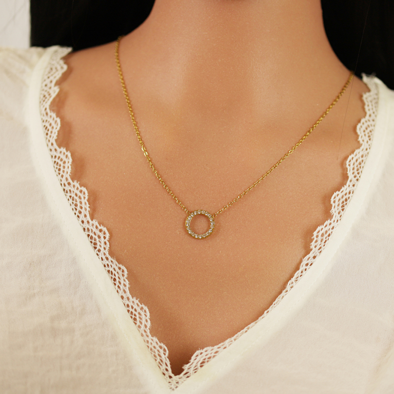 Collier en acier doré pendentif cercle évidé 15mm avec contour d\'oxydes blancs - 40+5cm - Vue 20
