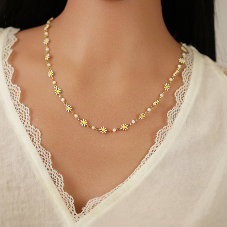 Collier en acier doré fleurs résine blanche et jaune avec boules nacre blanche véritable -35+5cm - Vue 20