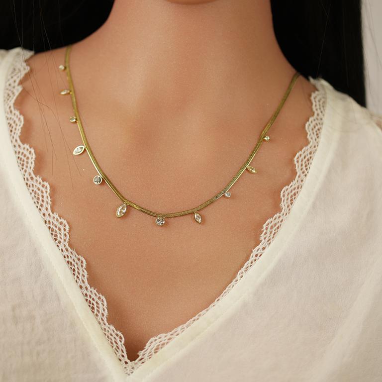 Collier en acier doré maille plate et pampilles navettes d\'oxydes blancs - 41+5cm - Vue 20