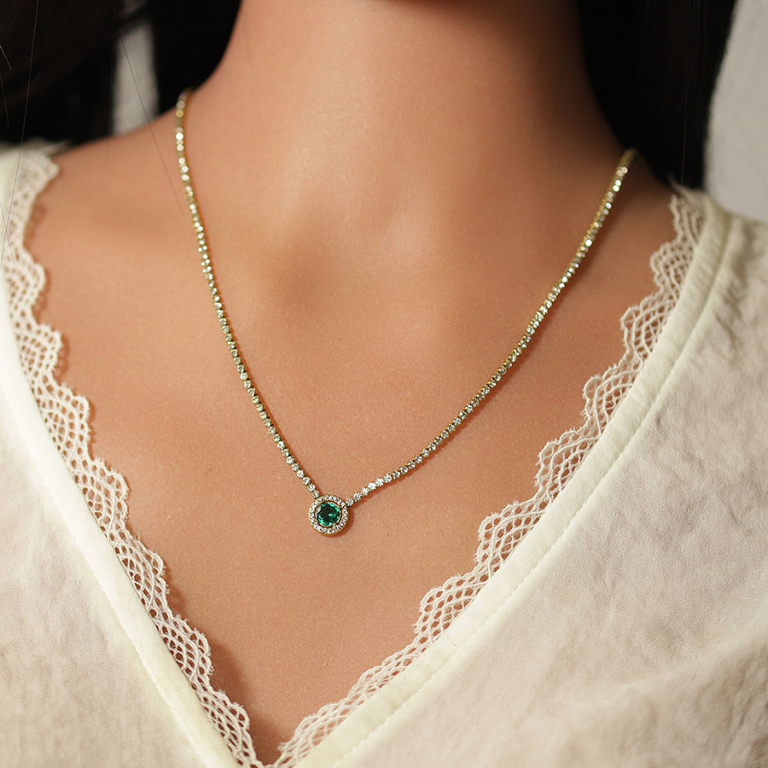 Collier en acier doré chaîne rail d\'oxydes blancs sertis et pendentif rond oxyde vert et contour blanc - 38+5cm - Vue 20