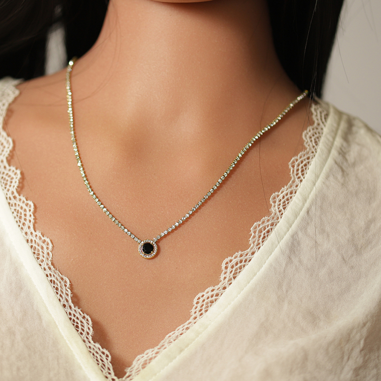 Collier en acier doré chaîne rail d\'oxydes blancs sertis et pendentif rond oxyde noir et contour blanc - 38+5cm - Vue 20
