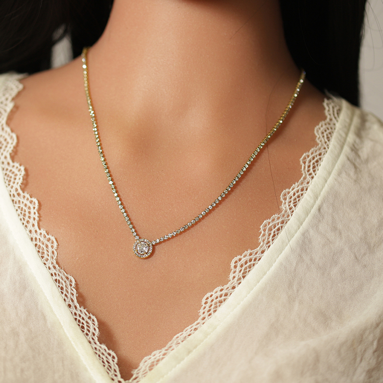 Collier en acier doré chaîne rail d\'oxydes blancs sertis et pendentif rond oxyde blanc et contour blanc - 38+5cm - Vue 20