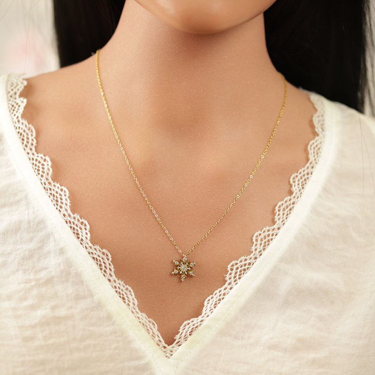 Collier en acier dor� flocon de neige 16mm avec oxyde blancs sertis - 43+5cm - Vue 20