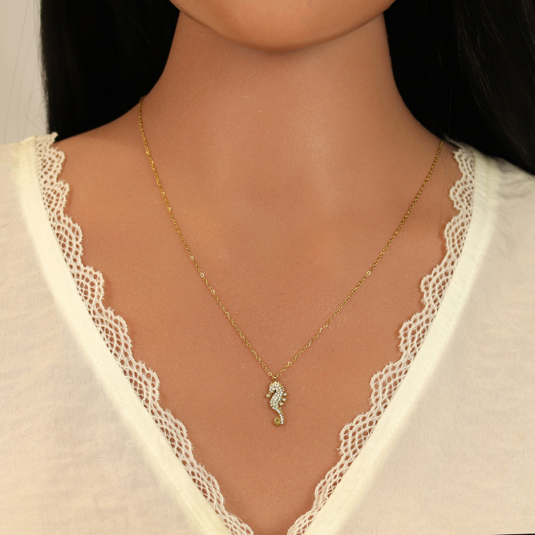 Collier en acier dor� pendentif hyppocampe orn� d\'oxydes blancs sertis - 45+5cm - Vue 20
