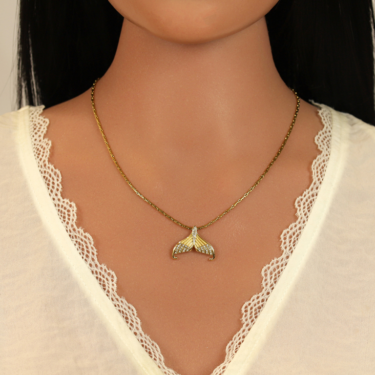 Collier en acier dor� pendentif queue de baleine par�e d\'oxydes blancs sertis - 45+5cm - Vue 20