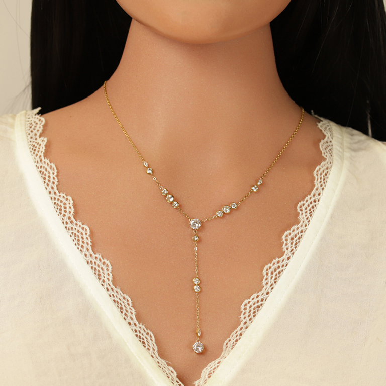 Collier en acier dor� forme cravate et oxydes blancs - 42+5cm - Vue 20