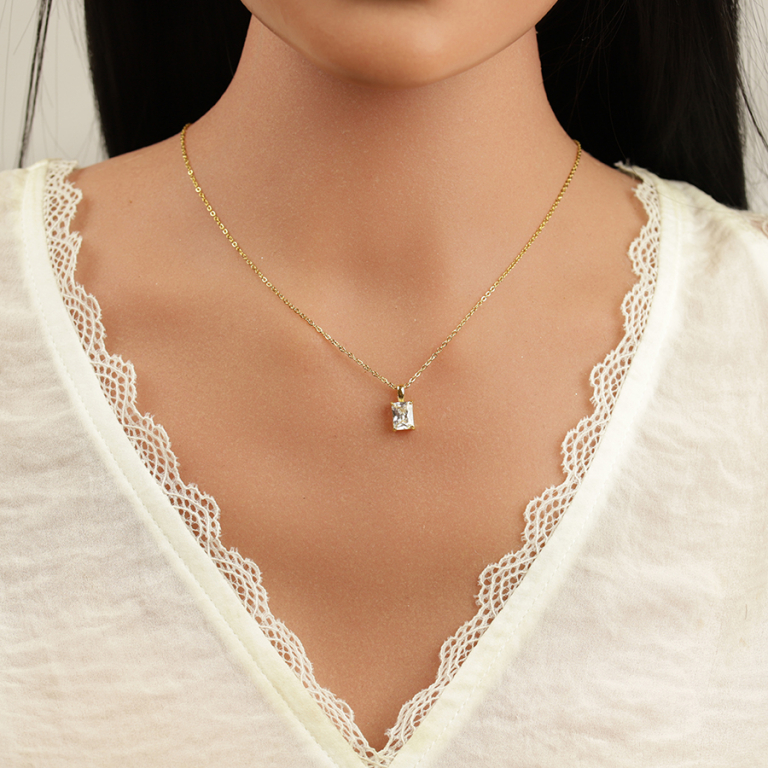 Collier en acier dor� forme rectangulaire avc oxyde blanc serti 0.58cm x 0.93cm - 38+5cm - Vue 20
