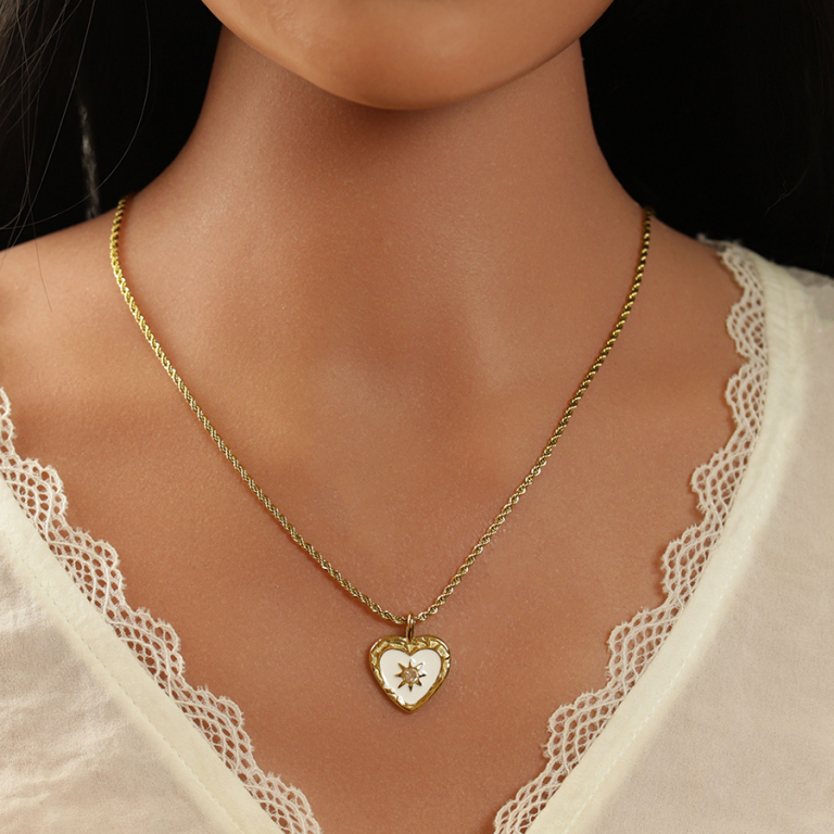 Collier en acier dor� avec pendentif coeur 19x23mm de r�sine blanche et etoile du nord avec oxyde blanc - 45+5cm - Vue 20