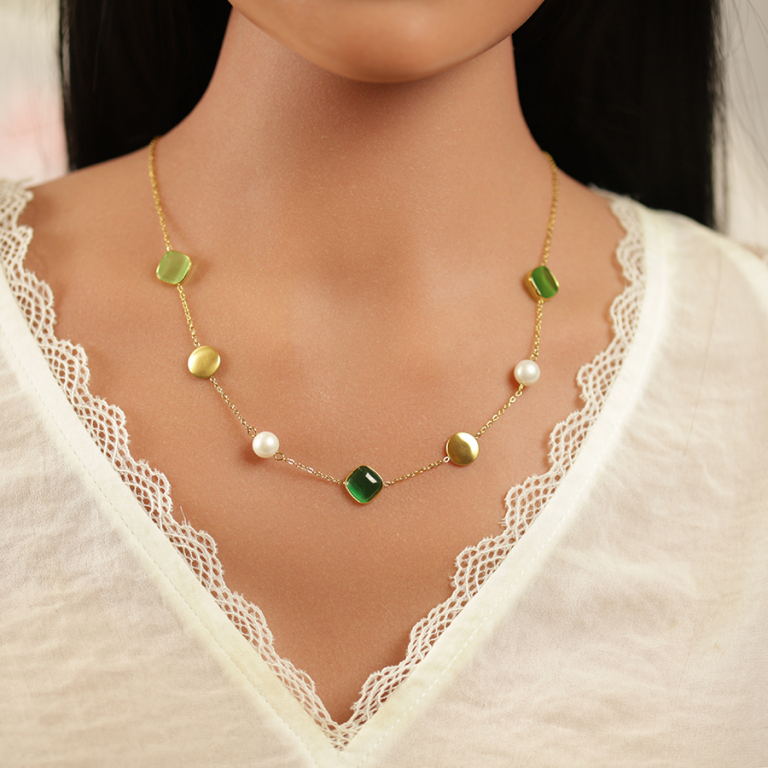 Collier en acier dor�  avec perle blanche imitation et pierres vertes  effet oeil de chat - 40+5cm - Vue 20
