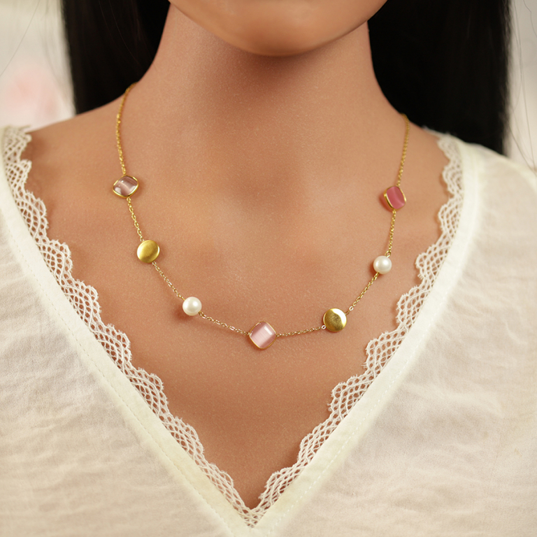 Collier en acier dor� avec perle blanche imitation et pierres roses effet oeil de chat - 40+5cm - Vue 20