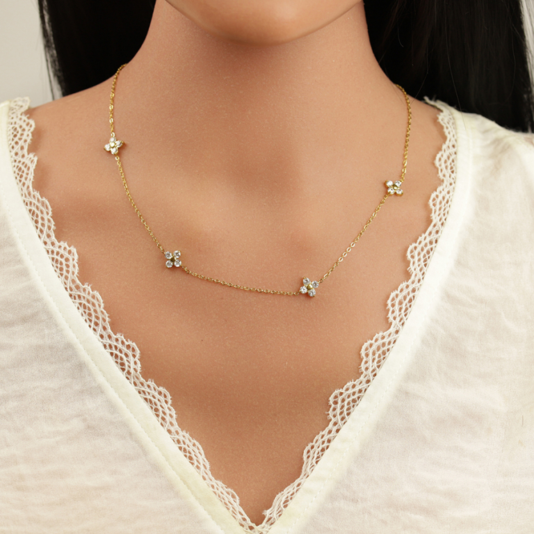 Collier en acier dor� quatre fleurs d\'oxydes blancs - 41+5cm - Vue 20