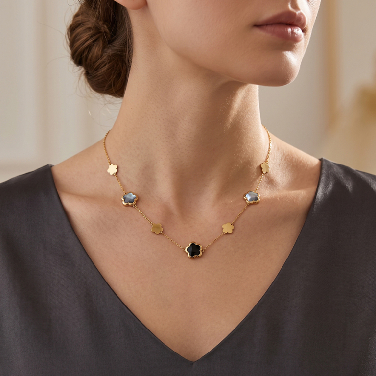 Collier en acier dor� pastilles fleur et oxydes forme fleur noirs et blancs - 40+5cm - Vue 20