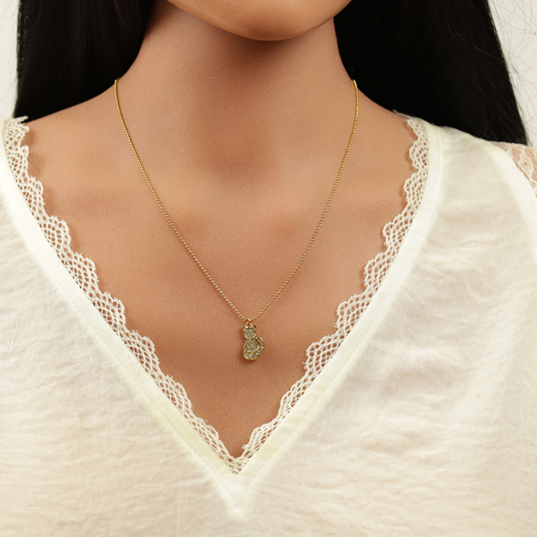 Collier en acier dor� avec pendentif chat 15mm orn� d\'oxydes blancs sertis  - 40+5cm - Vue 20