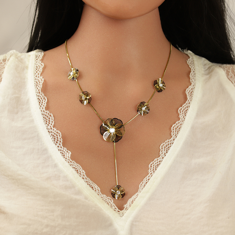 Collier en acier dor� forme Y six  fleurs d\'oxydes blancs - 45+5cm - Vue 20