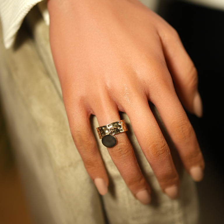 Bague en acier doré pampille martelée - Vue 20